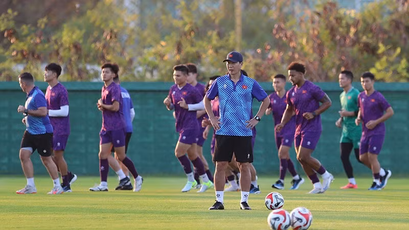 Coach Kim Sang-sik directs the Vietnam team’s training in Thailand in preparation for the second-leg of the 2024 ASEAN Cup final (Photo: HA TUNG).