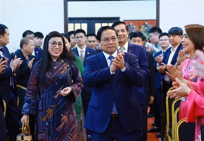 Prime Minister Pham Minh Chinh meets with the Vietnamese community in Malaysia on May 25. (Photo: VNA)