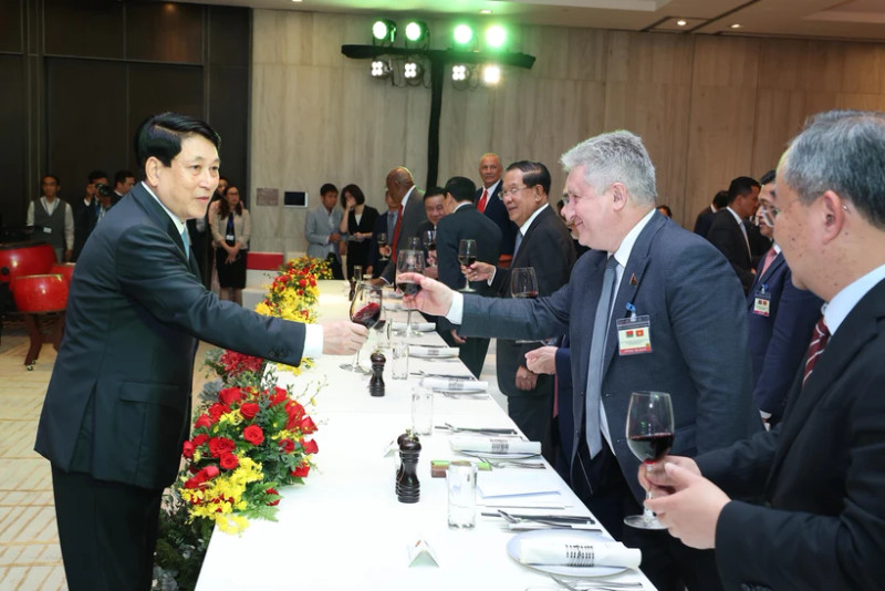State President hosts banquet for international delegations attending reunification anniversary celebration (Photo: VNA) 