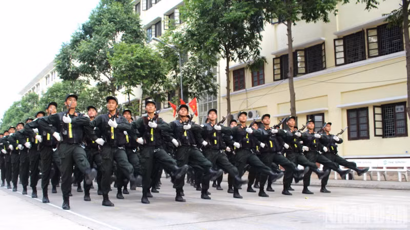The male Mobile Police officers and soldiers join the rehearsal.