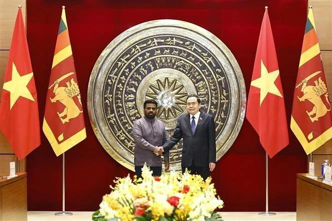National Assembly Chairman Tran Thanh Man (R) welcomes Sri Lankan President Anura Kumara Dissanayaka in Ha Noi on May 5 (Photo: VNA)