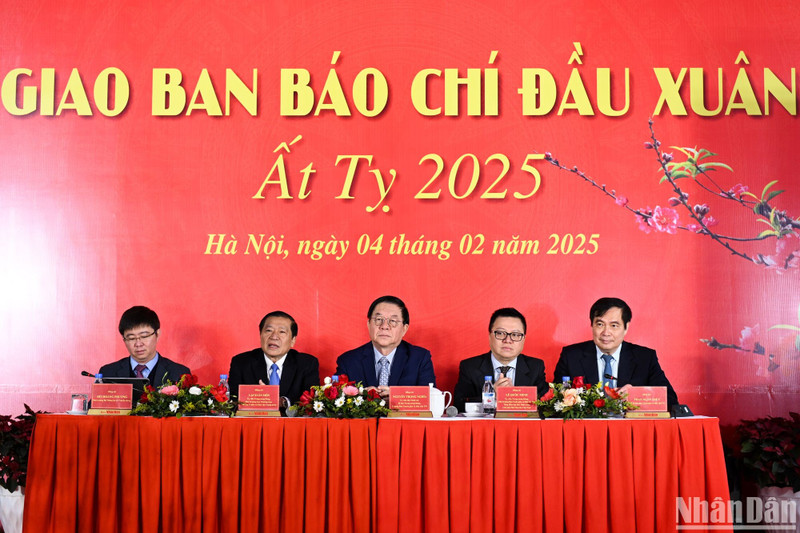 Leaders chair the press conference. (Photo: THE DAI)