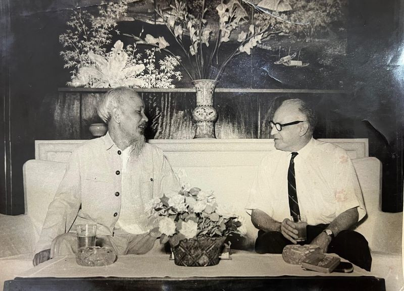 President Ho Chi Minh warmly received Eduardo Gallegos, Politburo member and Head of the External Relations Commission of the Communist Party of Venezuela, during his visit to Viet Nam and attendance at the National Day celebration on September 2, 1964. (Archival photo provided by the Vietnamese Embassy in Venezuela)