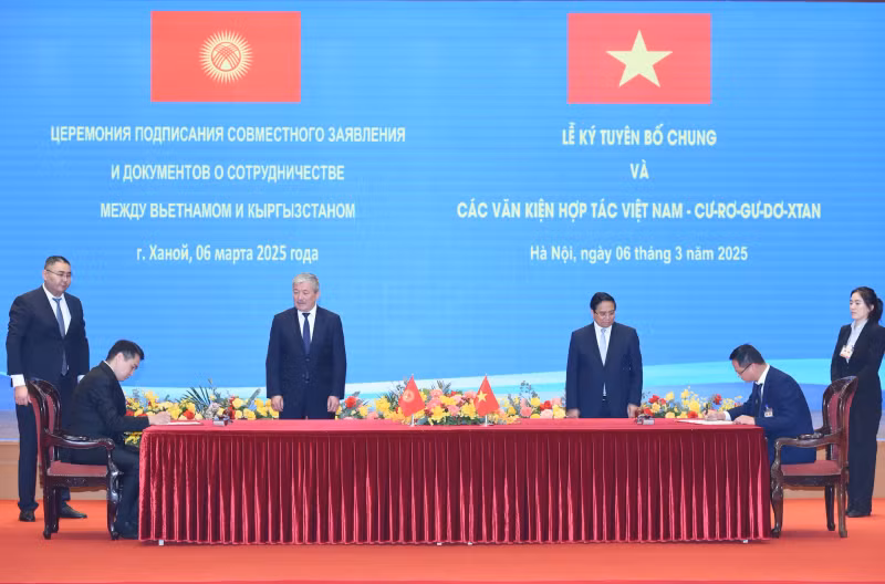 Both Prime Ministers witness the signing of the Memorandum of Understanding between the Civil Aviation Authority of Vietnam under the Ministry of Construction and the Civil Aviation Authority under the Council of Ministers of Kyrgyzstan.