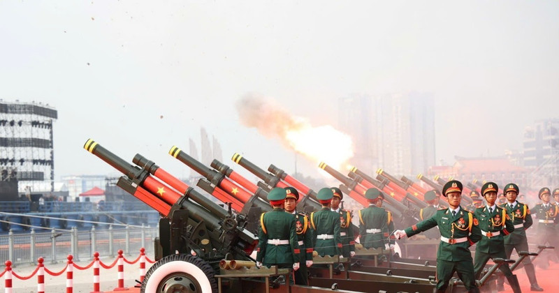 The cannon salute during the national flag-raising marking the 50th anniversary of the Liberation of the South and National Reunification. (Photo: Quang Chau – VNA)