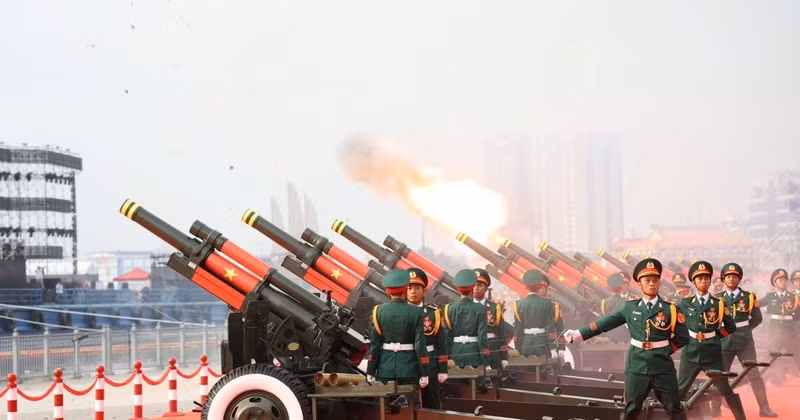 The cannon salute during the national flag-raising marking the 50th anniversary of the Liberation of the South and National Reunification. (Photo: Quang Chau – VNA)