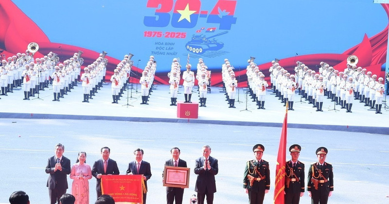 Party General Secretary To Lam, on behalf of the Party and State leaders, conferred the ‘Labour Hero’ title on the Party Committee, Government and People of Ho Chi Minh City. (Photo: VNA)