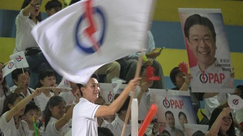 People's Action Party supporters gather to await the results of the general election in Singapore. (Photo: Xinhua/VNA) 