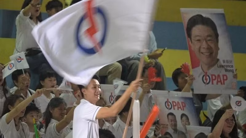 People's Action Party supporters gather to await the results of the general election in Singapore. (Photo: Xinhua/VNA) 