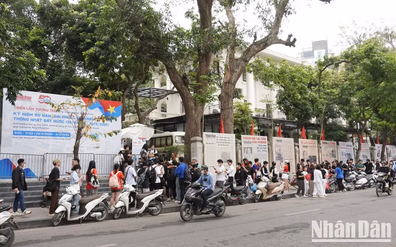 The interactive exhibition attracts a large number of visitors.