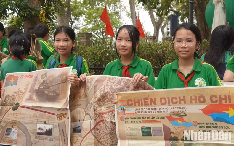 Students from Class 6A5 of Nguyen Tri Phuong Secondary School eagerly show off their meaningful gifts.