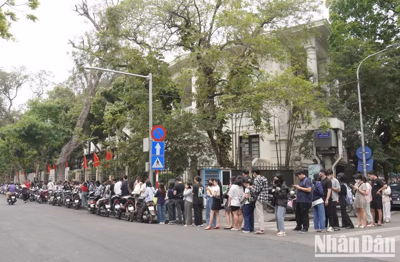 Long queues form outside the Nhan Dan Newspaper headquarters.