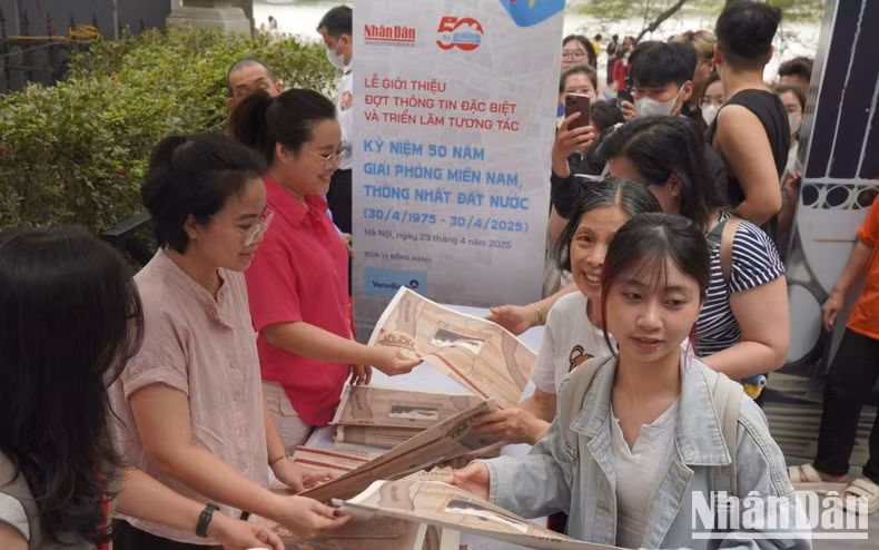 Nhan Dan Newspaper's staff distribute the supplement's copies to readers.