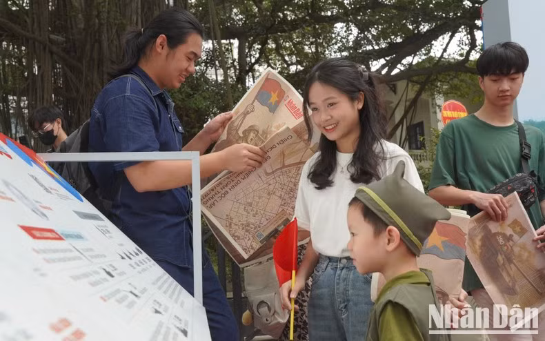 Many families take their children to the exhibition to learn about the significance of the April 30 victory.