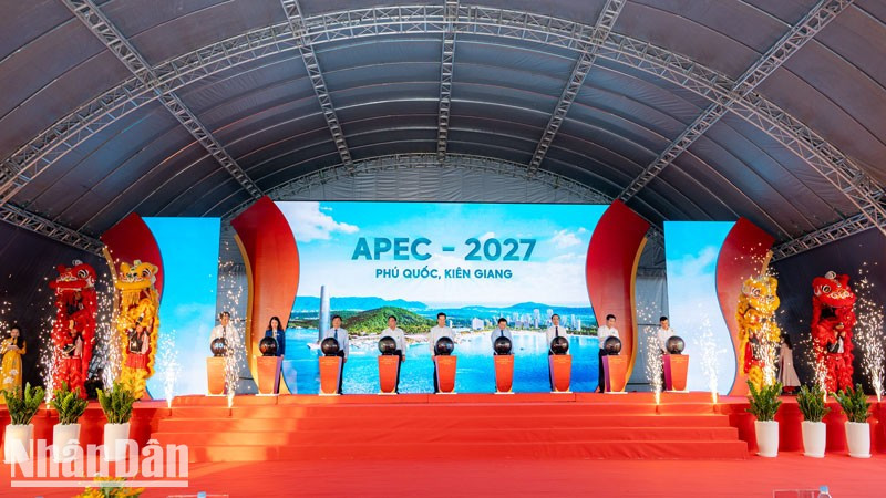 Deputy Prime Minister Tran Hong Ha and former leaders of the Party, State, ministries, and central branches perform the launch ceremony for preparations for APEC 2027 Summit Week.