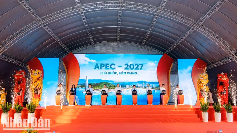Deputy Prime Minister Tran Hong Ha and former leaders of the Party, State, ministries, and central branches perform the launch ceremony for preparations for APEC 2027 Summit Week.
