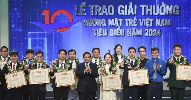 Prime Minister Pham Minh Chinh and First Secretary of the HCYU Central Committee Bui Quang Huy pose for a photo with the outstanding young faces of Vietnam and the promising young faces of Vietnam 2024.