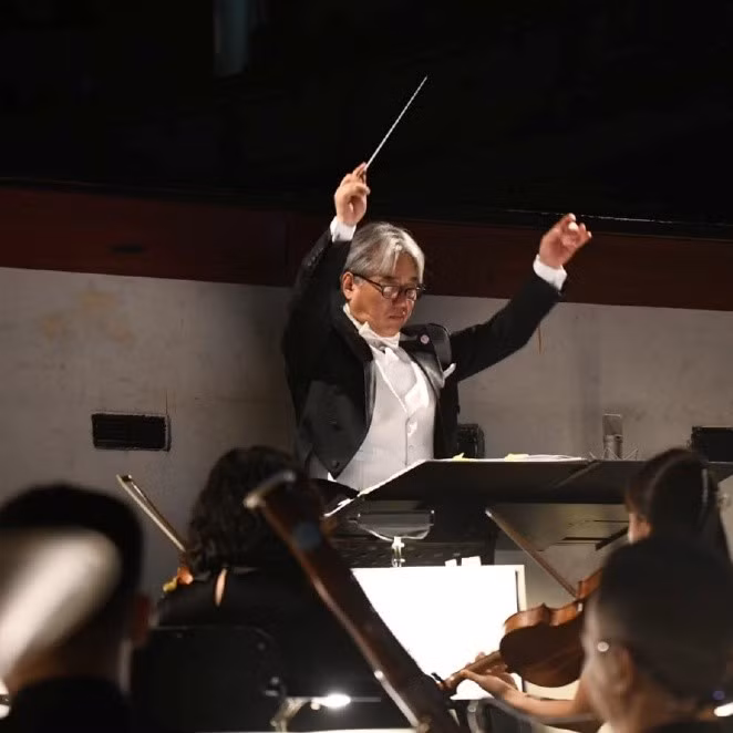 Honna Tetsuji is the conductor of the Vietnam Symphony Orchestra in the performance.