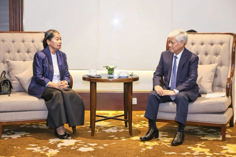 At the meeting between Do Van Chien (right), Politburo member, Secretary of the Party Central Committee and President of the Viet Nam Fatherland Front (VFF) Central Committee, and Men Sam An, Vice President of the CPP, President of the National Council of the Solidarity Front for the Development of Cambodia Motherland (SFDCM), and Chairwoman of the Cambodia – Viet Nam Friendship Association, in Ha Noi on May 24. (Photo: VNA)