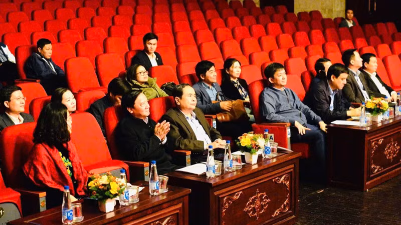 NA Chairman Tran Thanh Man inspects the preparation for the third Dien Hong Award Ceremony. 