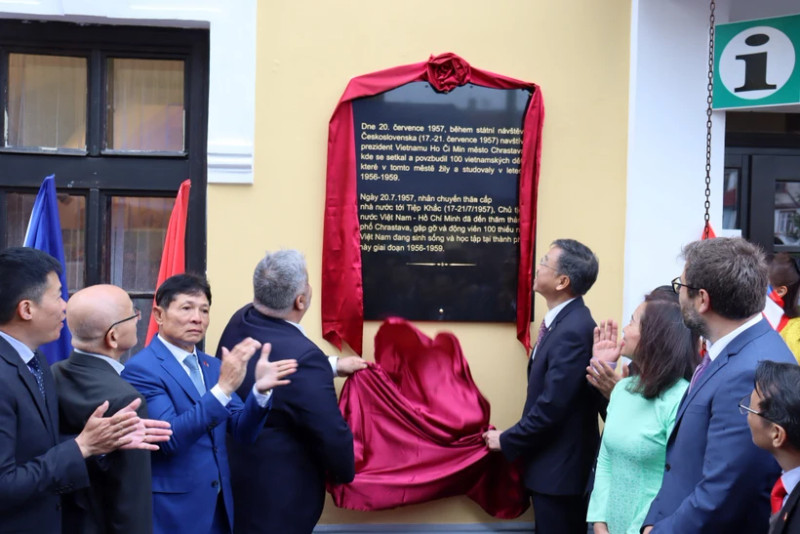 At the inauguration of the memorial plaque marking the historic 1957 visit of President Ho Chi Minh to the Czech town of Chrastava (Photo: VNA) 