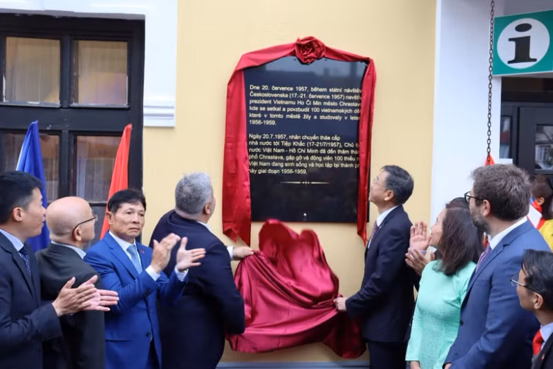 At the inauguration of the memorial plaque marking the historic 1957 visit of President Ho Chi Minh to the Czech town of Chrastava (Photo: VNA) 