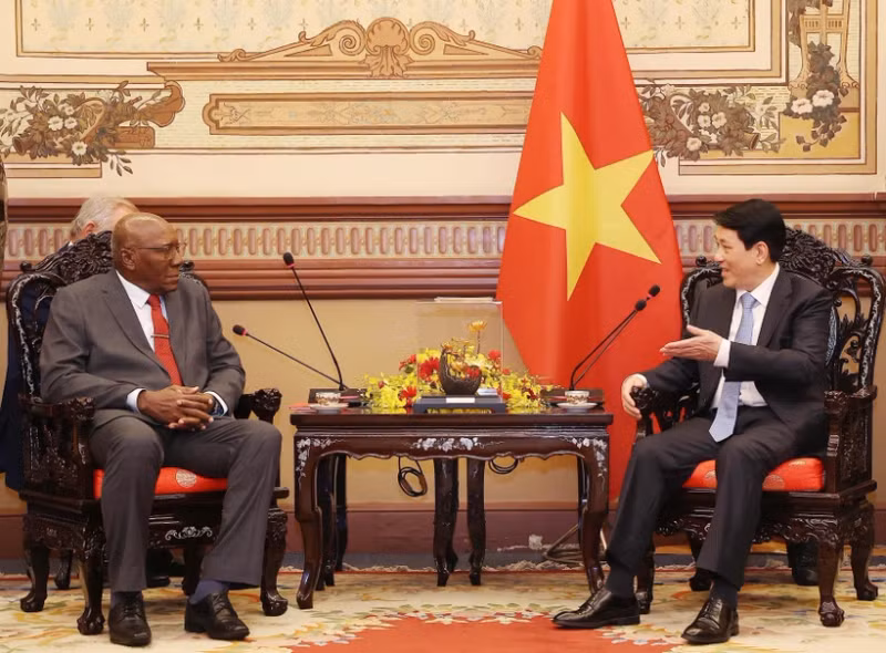 State President Luong Cuong (R) receives Salvador Valdes Mesa, Politburo member of the Communist Party of Cuba and Vice President of Cuba in Hanoi on April 29 (Photo: VNA) 