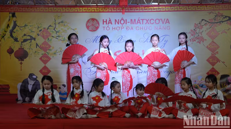 Attending the programme, the Vietnamese community at Incentra is filled with excitement and joy. They express pride in the country's development and remain optimistic that Vietnam will continue to achieve new milestones in 2025.