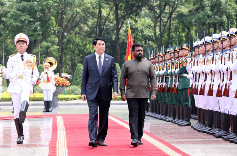 State President Luong Cuong (L) and Sri Lankan President Anura Kumara Dissanayaka review the guard of honour of the Viet Nam People’s Army at the ceremony on May 5. (Photo: VNA) 