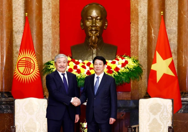 State President Luong Cuong (right) and Kyrgyz Prime Minister Adylbek Kasymaliev at their meeting in Hanoi on March 6 (Photo: VNA) 