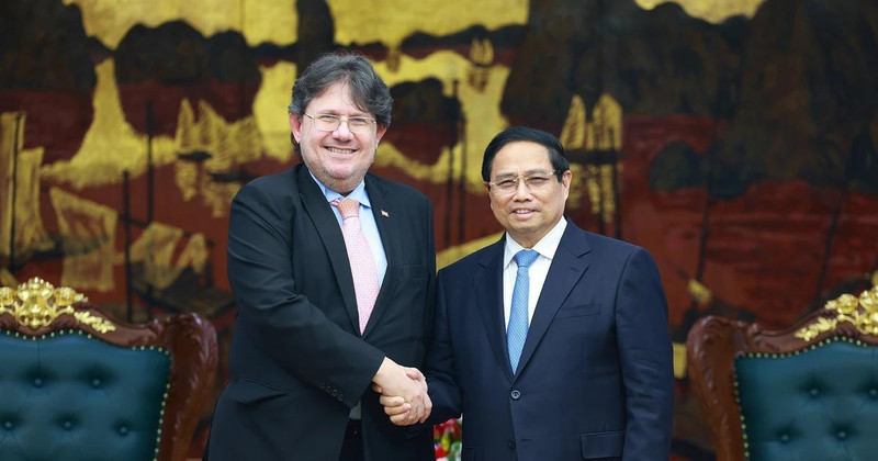 Prime Minister Pham Minh Chinh (R) welcomes Austrian Ambassador to Vietnam Philipp Agathonos in Hanoi on March 26 evening. (Photo: VNA) 