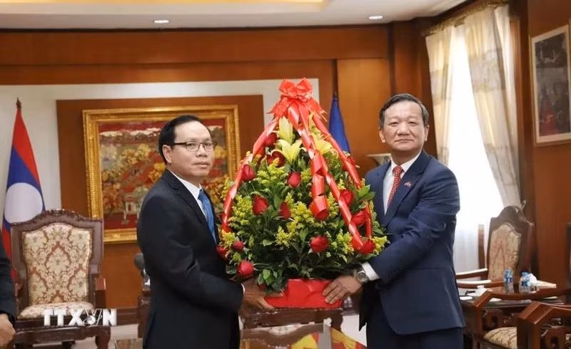 Lao Deputy Minister of Foreign Affairs congratulates the CPV's 95th anniversary (Photo: VNA) 