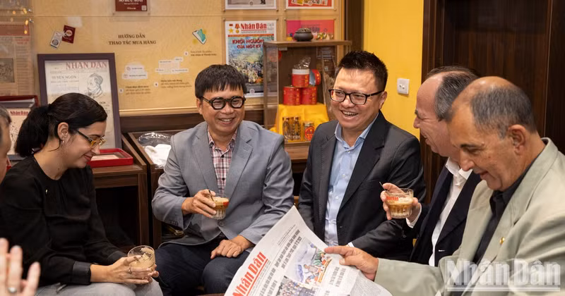 The delegates visit the Nhan Dan Newspaper reading station.