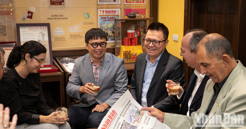The delegates visit the Nhan Dan Newspaper reading station.