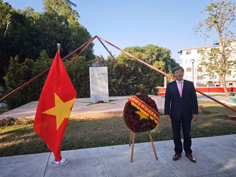 Ambassador Le Quang Long presides over the ceremony commemorating the 135th birth anniversary of President Ho Chi Minh. (Photo: Vietnamese Embassy in Cuba)
