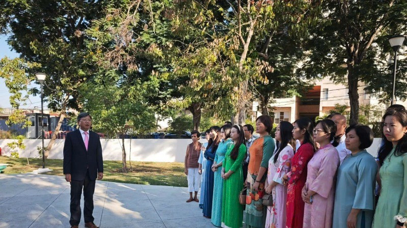 Vietnamese Ambassador to Cuba Le Quang Long and other delegates attend the flower-offering ceremony. (Photo: Vietnamese Embassy in Cuba)