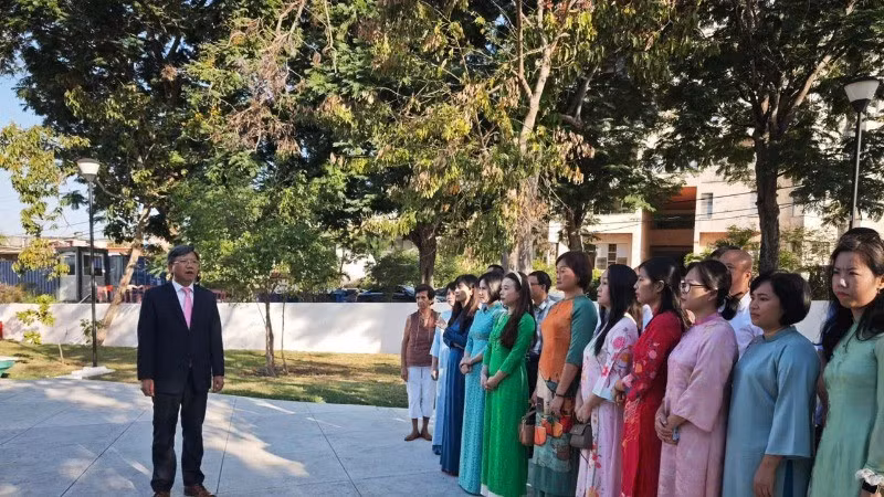 Vietnamese Ambassador to Cuba Le Quang Long and other delegates attend the flower-offering ceremony. (Photo: Vietnamese Embassy in Cuba)
