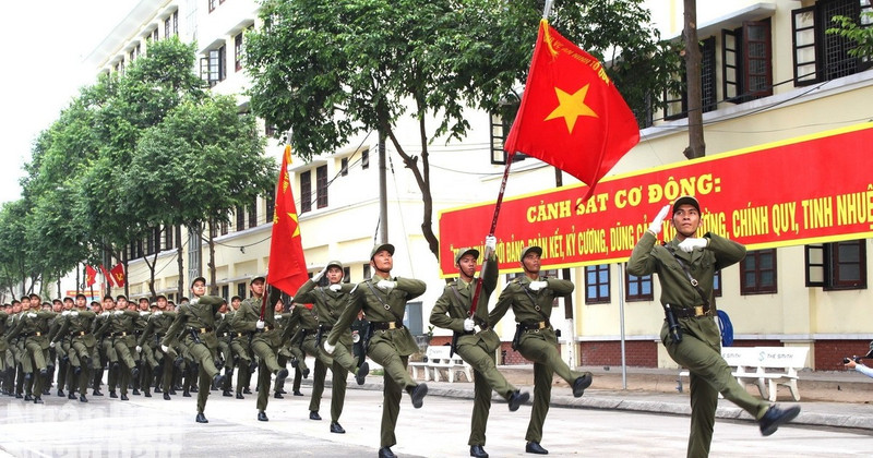The People's Public Security forces are actively rehearsing for the parade celebrating the 50th anniversary of the South Liberation and National Reunification at the Training, Professional Development, and Vocational Education Centre No. 2 under the Mobile Police Command.