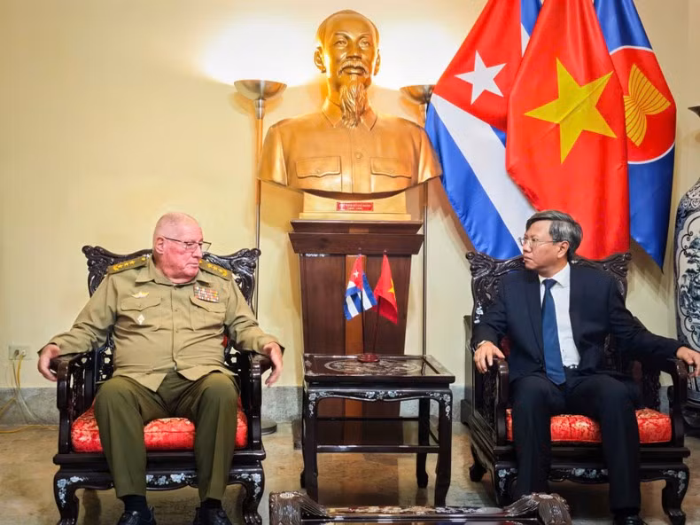 Vietnamese Ambassador to Cuba Le Quang Long receives Minister of the Revolutionary Armed Forces Álvaro López Miera. (Photo: Vietnamese Embassy in Cuba)