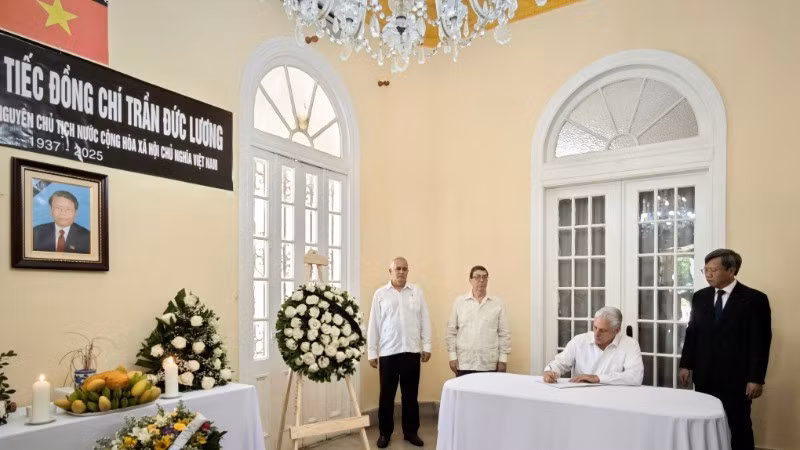 Miguel Diaz-Canel Bermudez, First Secretary of the Communist Party of Cuba Central Committee and President of Cuba, writes in the condolence book. (Photo: Vietnamese Embassy in Cuba)