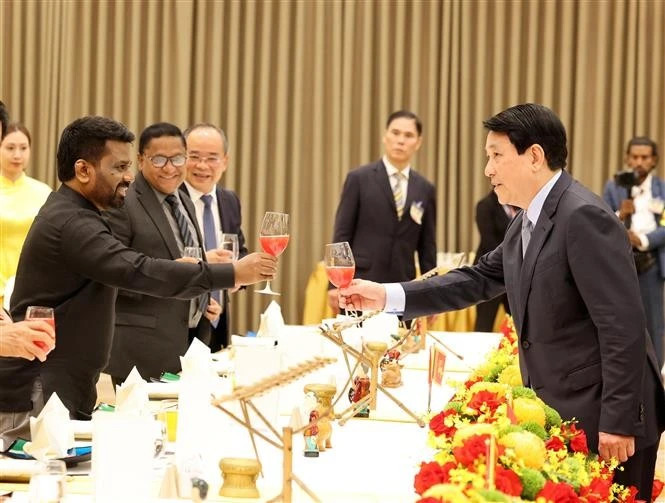 Vietnamese President Luong Cuong (right) and Sri Lankan President Anura Kumara Dissanayaka toast at the state banquet in Ha Noi on the evening of May 5. (Photo: VNA) 