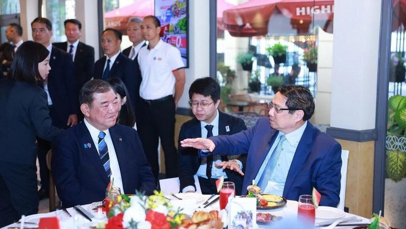 Prime Minister Pham Minh Chinh (right) and Japanese counterpart Ishiba Shigeru have breakfast and enjoy Vietnamese coffee together on April 29. (Photo: VNA) 