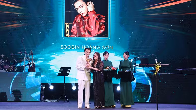 Soobin receives the Male Artist of the Year award.