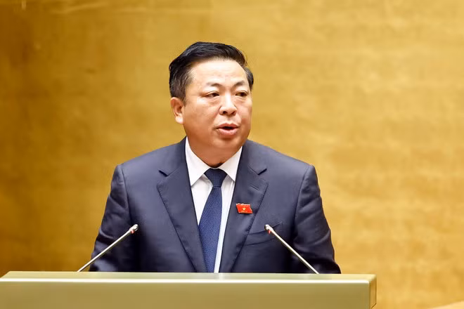 Minister of Construction Tran Hong Minh delivers the proposal of a resolution on piloting a number of special mechanisms and policies aimed at boosting the development of social housing at the National Assembly's 9th session on May 20. (Photo: VNA)
