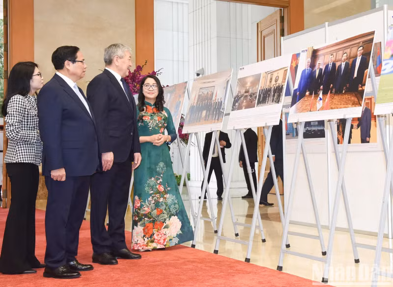 The two Government leaders visit an exhibition showcasing the cooperation between the two countries.