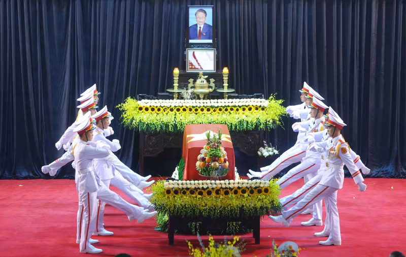 The funeral procession of former President Tran Duc Luong’s coffin. (Photo: VNA)