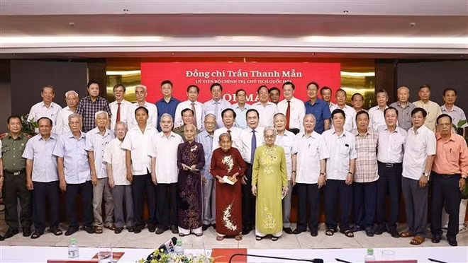 NA Chairman Tran Thanh Man and participants in the meeting in Can Tho city on April 26 (Photo: VNA) 
