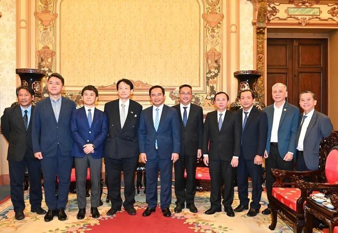 Ho Chi Minh City leaders pose for a photo with the Honourary Consul of Nagoya, Japan (Photo: VIET DUNG)