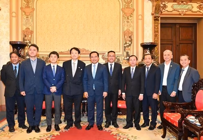 Ho Chi Minh City leaders pose for a photo with the Honourary Consul of Nagoya, Japan (Photo: VIET DUNG)