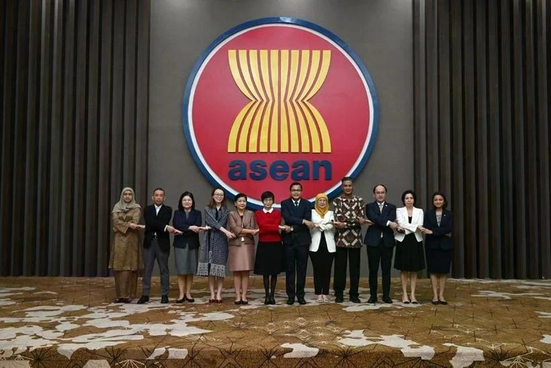 Participants pose for a group photo at the 75th Meeting of the Initiative for ASEAN Integration (IAI) Task Force in Jakarta, Indonesia, on March 5. (Photo: VNA) 
